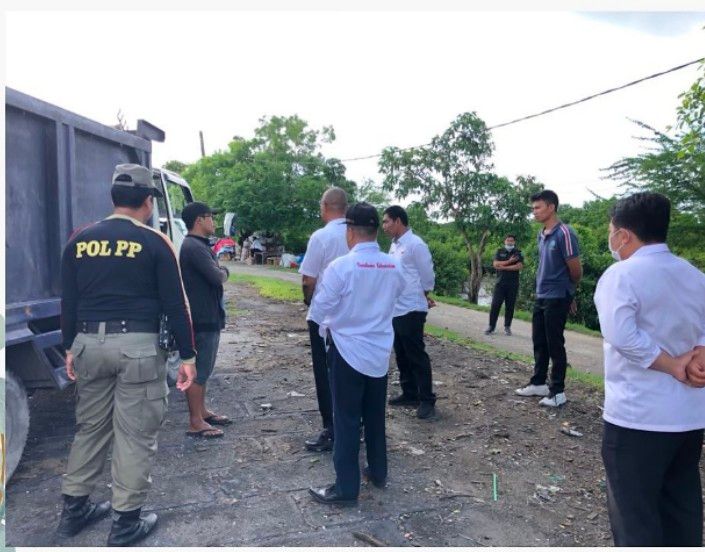 podiumnews.com-Satpol PP Denpasar Tindak Seorang Warga Buang Sampah Sembarangan